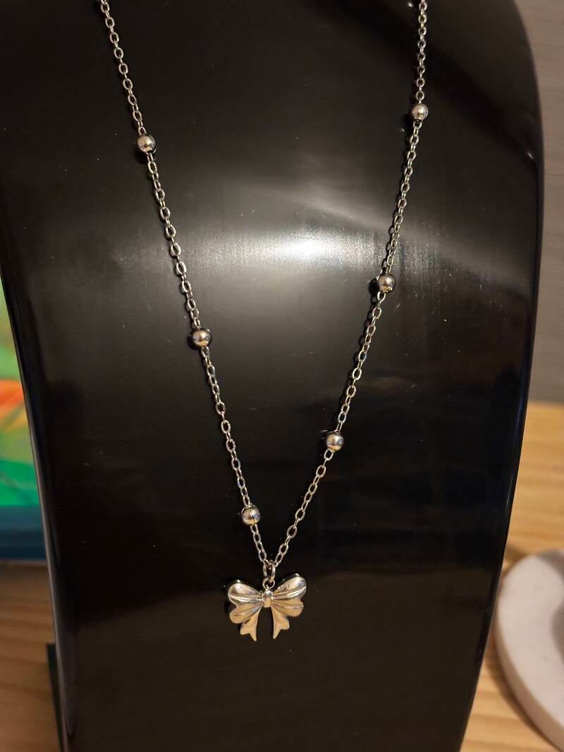 Collier noeud papillon